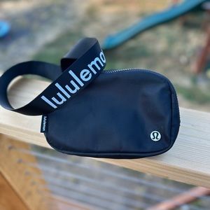 Lululemon everywhere belt bag